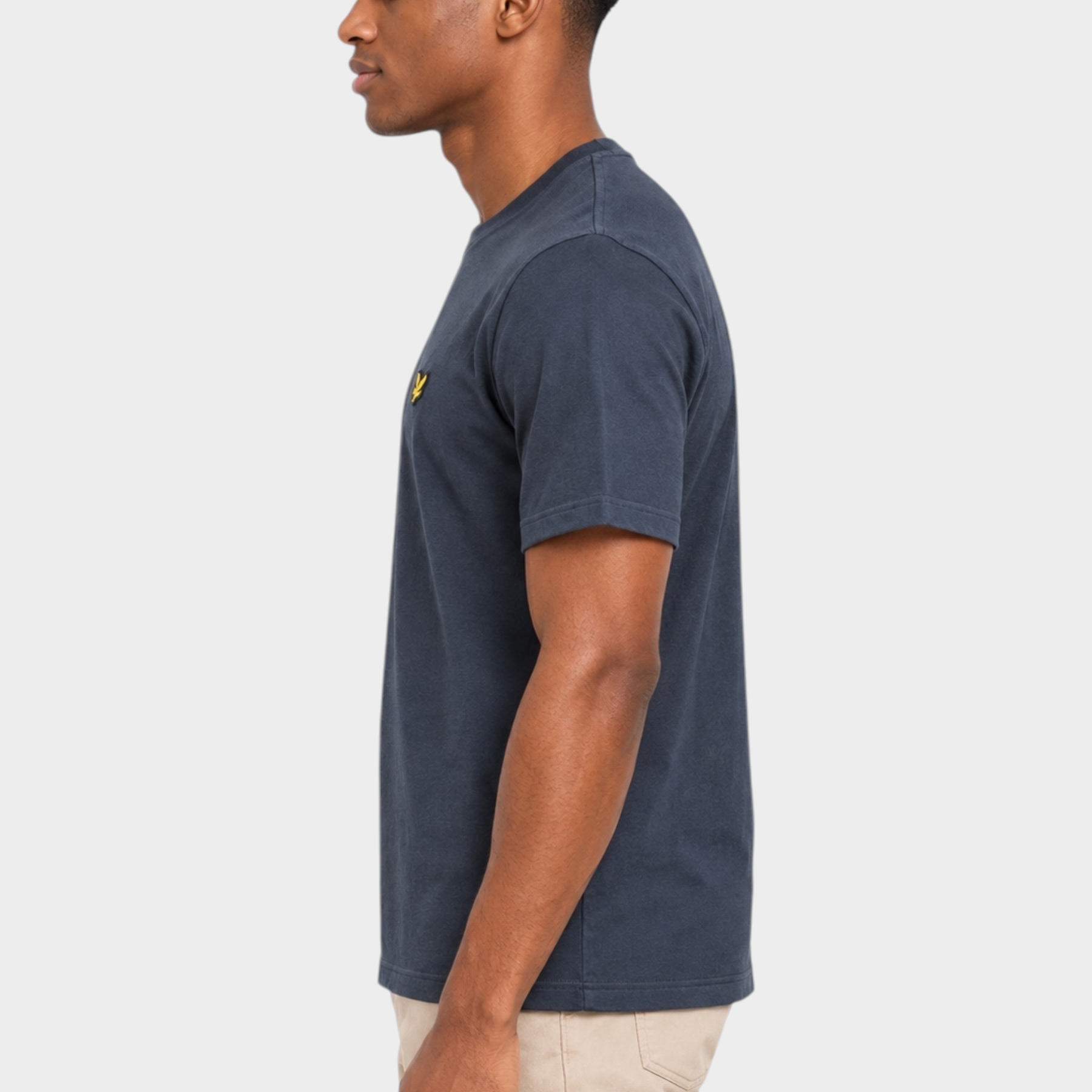 Modello di profilo indossa una t-shirt blu scuro Follower SRL con logo Lyle & Scott sul petto