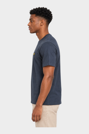 Modello di profilo indossa una t-shirt blu scuro Follower SRL con logo Lyle & Scott sul petto