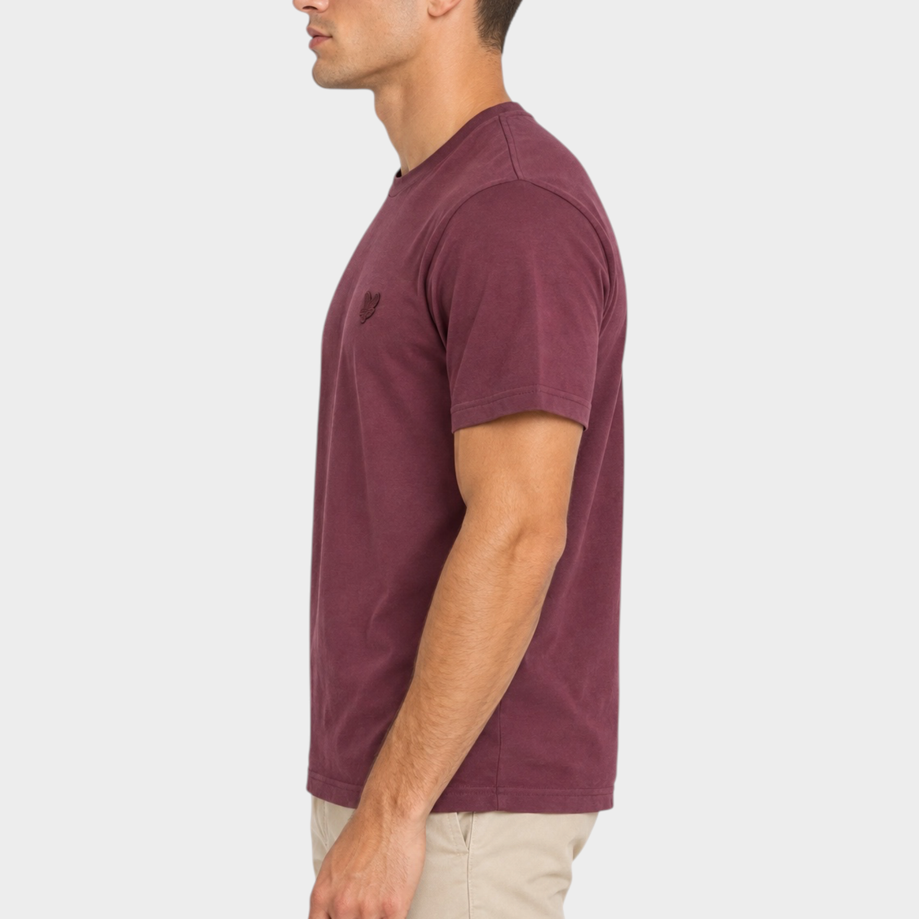 Modello di profilo indossa una t-shirt bordeaux Follower SRL con logo ricamato sul petto e girocollo