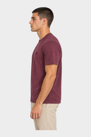 Modello di profilo indossa una t-shirt bordeaux Follower SRL con logo ricamato sul petto e girocollo