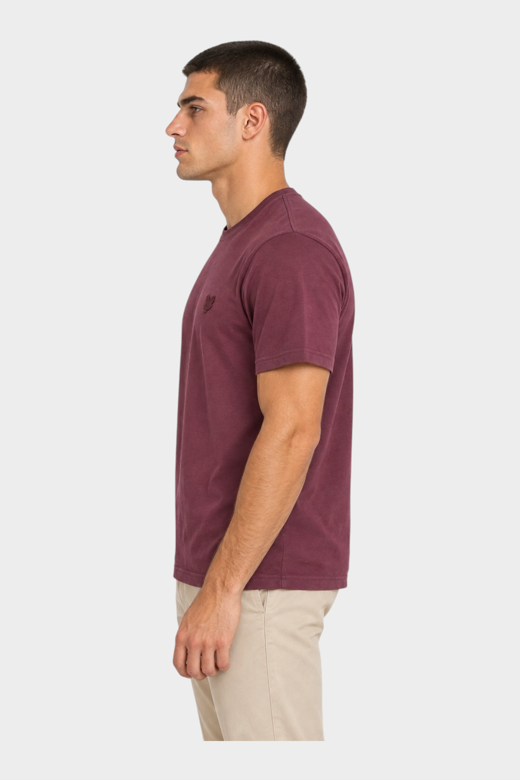 Modello di profilo indossa una t-shirt bordeaux Follower SRL con logo ricamato sul petto e girocollo