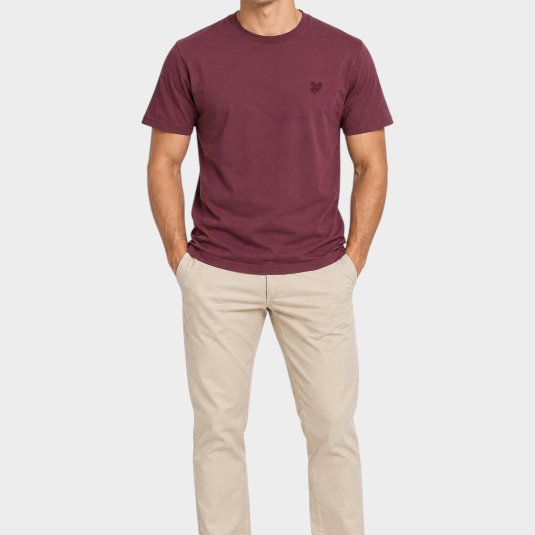 Modello indossa t-shirt bordeaux LYLE & SCOTT con logo ricamato, abbinata a pantaloni chino beige, Follower SRL