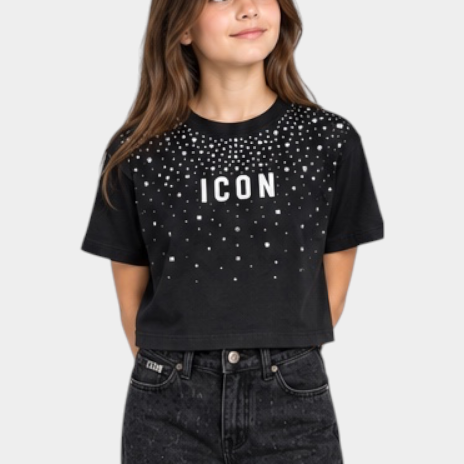 Ragazza indossa una T-shirt crop nera Follower SRL con scritta ICON e decorazioni di strass luminosi