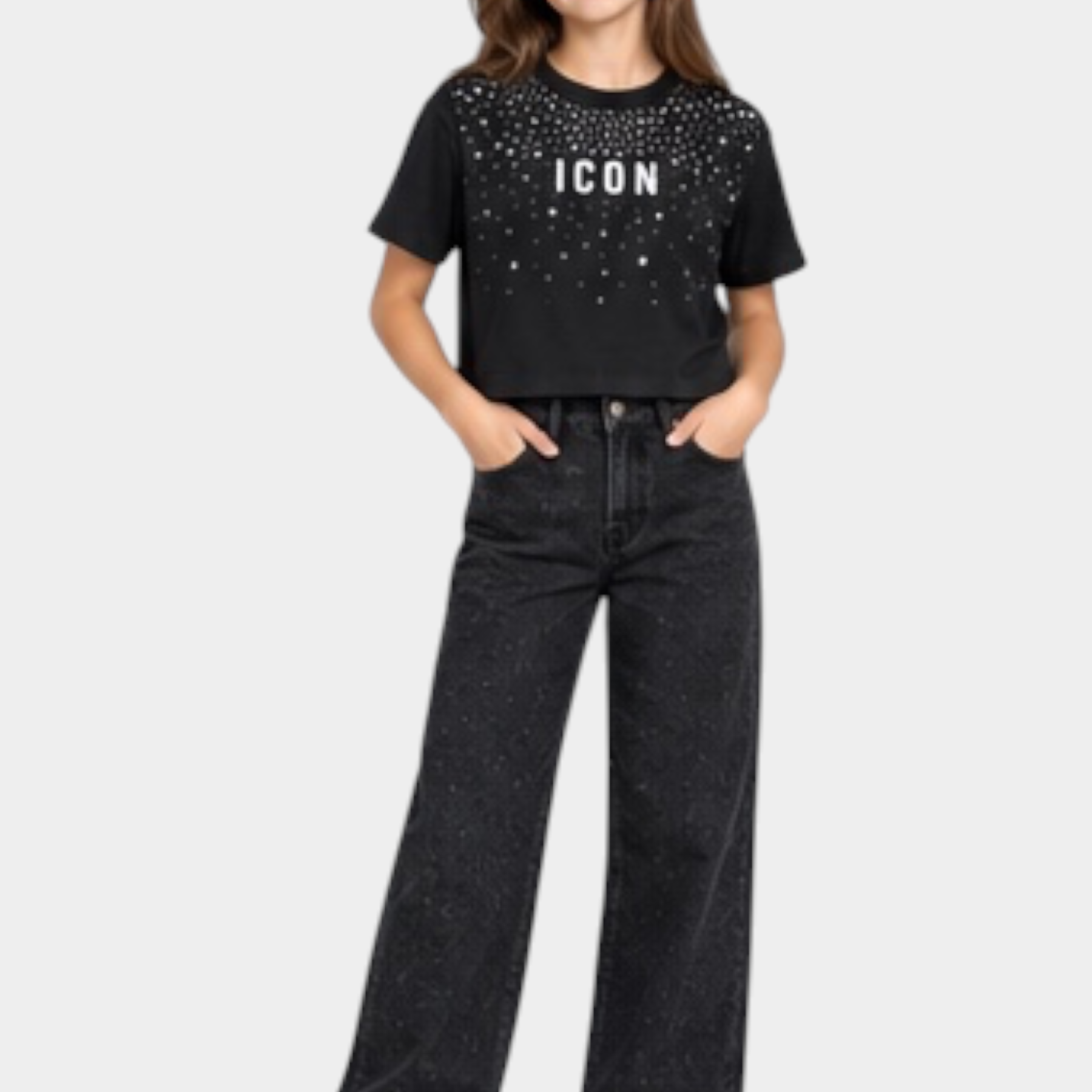 Ragazza indossa t-shirt crop nera Follower SRL con scritta ICON e strass decorativi abbinata a jeans neri
