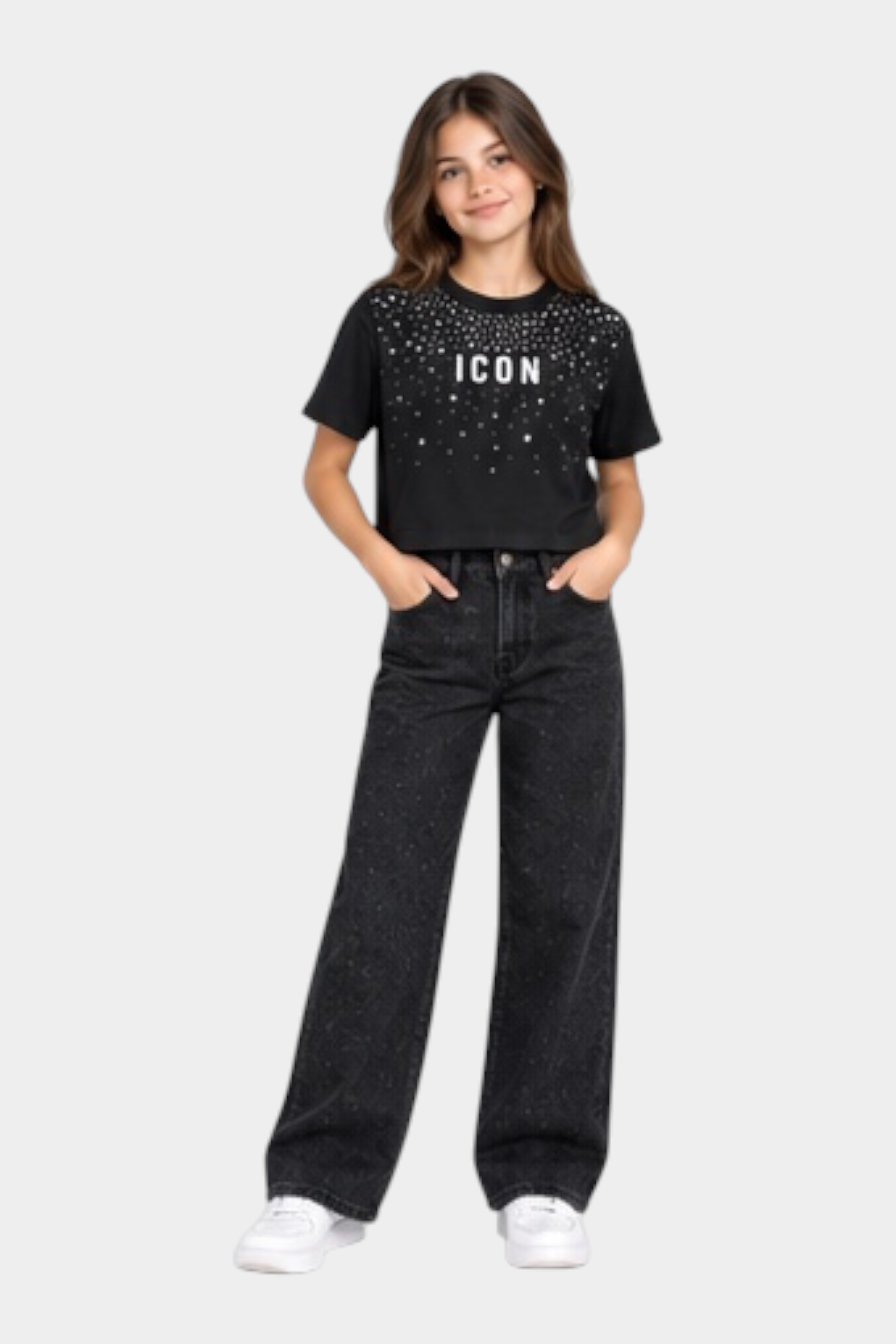 Ragazza indossa t-shirt crop nera Follower SRL con scritta ICON e strass decorativi abbinata a jeans neri