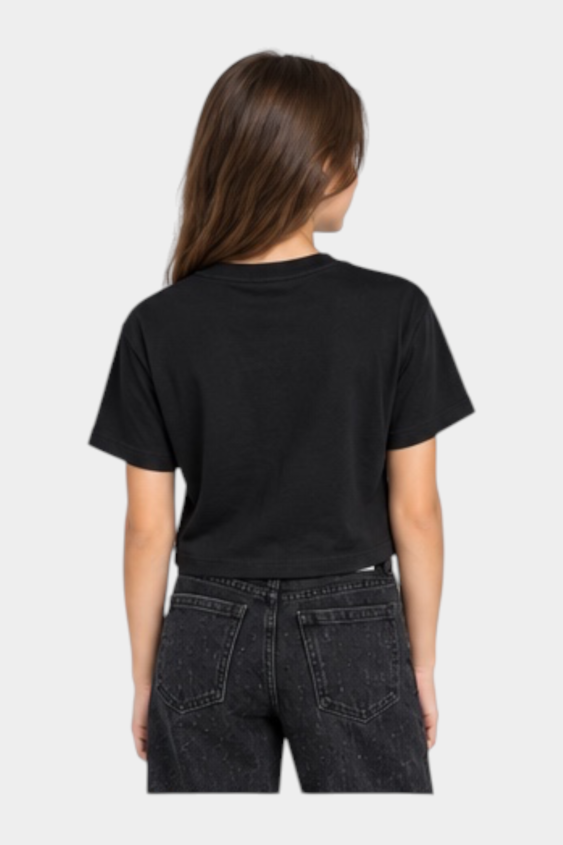 Bambina indossa T-shirt crop nera Follower SRL con taglio corto e vestibilità comoda vista da dietro