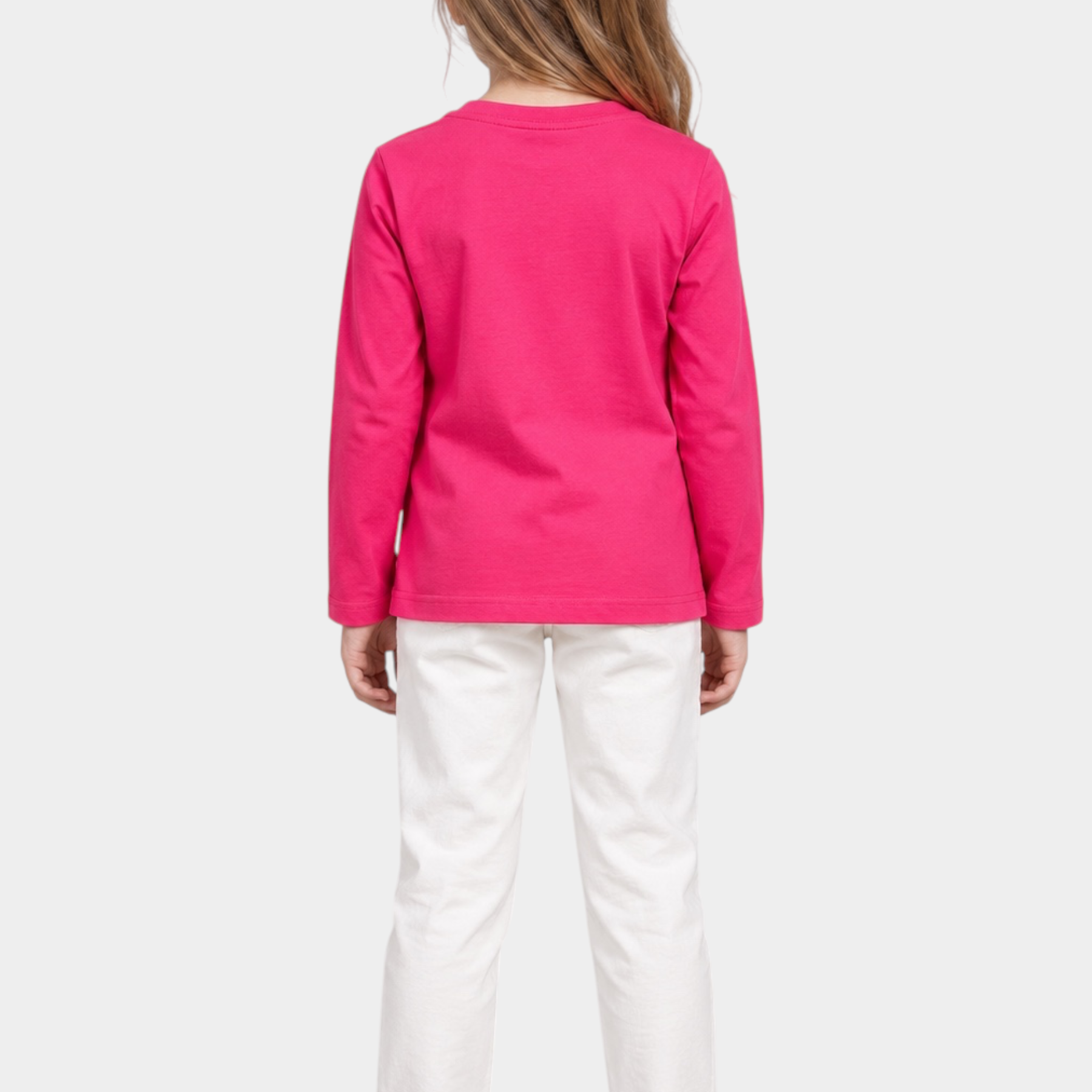 Bambina vista di spalle indossa t-shirt fucsia con strass Follower SRL abbinata a pantaloni bianchi