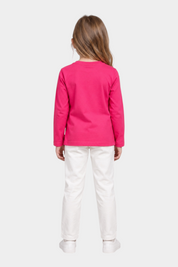 Bambina vista di spalle indossa t-shirt fucsia con strass Follower SRL abbinata a pantaloni bianchi