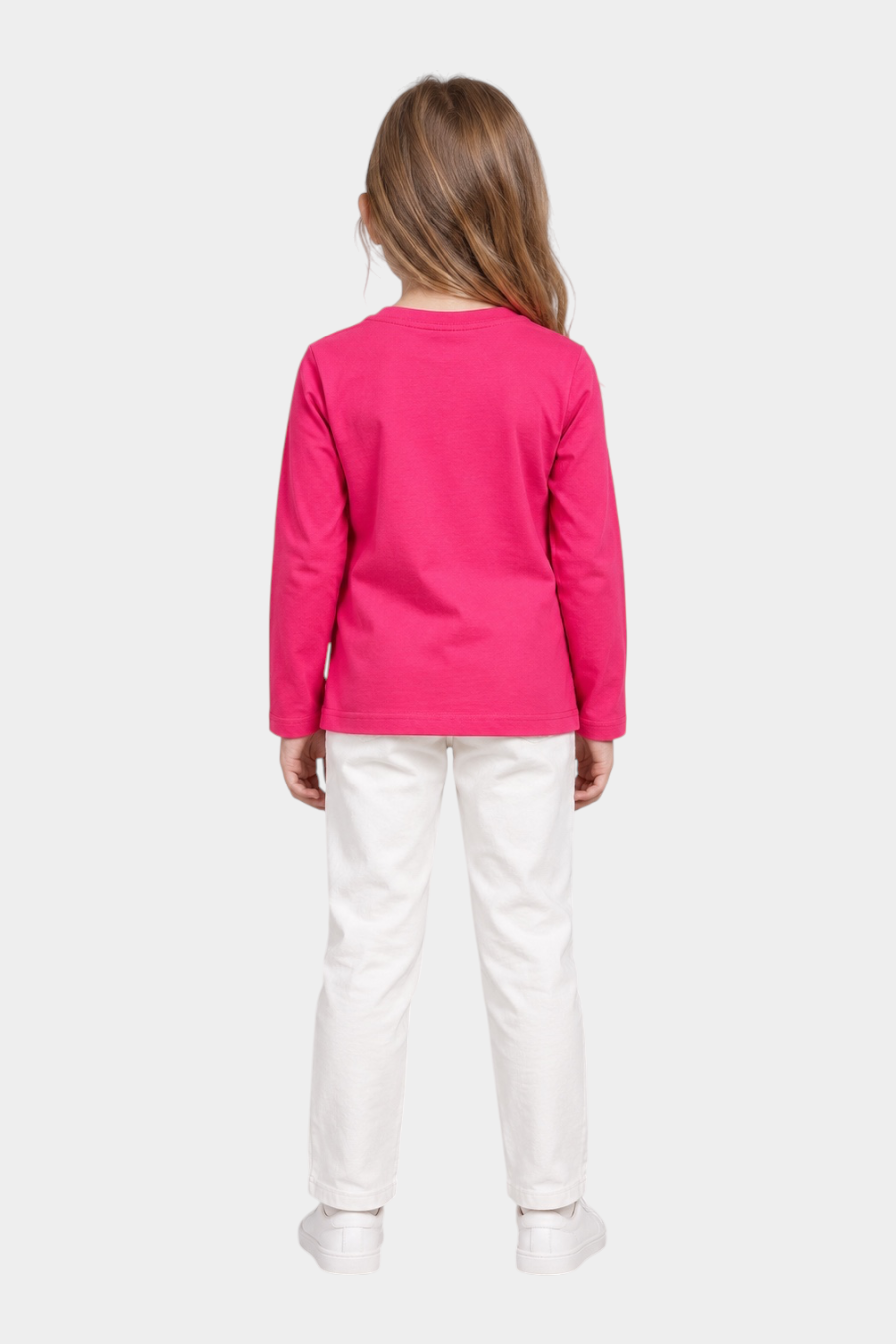 Bambina vista di spalle indossa t-shirt fucsia con strass Follower SRL abbinata a pantaloni bianchi