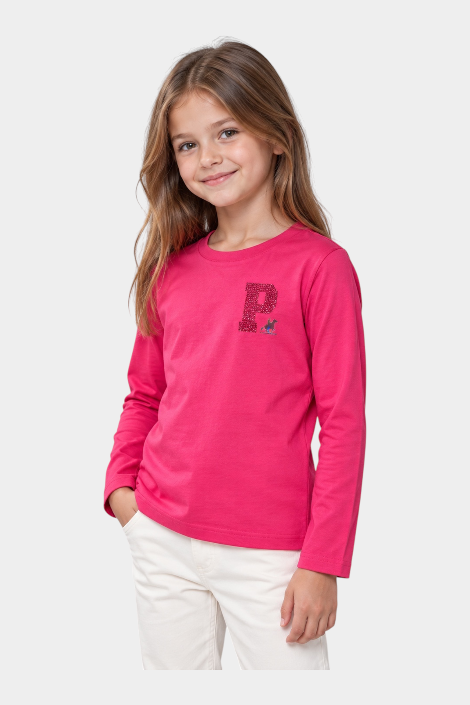 Bambina indossa una t-shirt fucsia a maniche lunghe Follower SRL con logo P decorato da strass brillanti