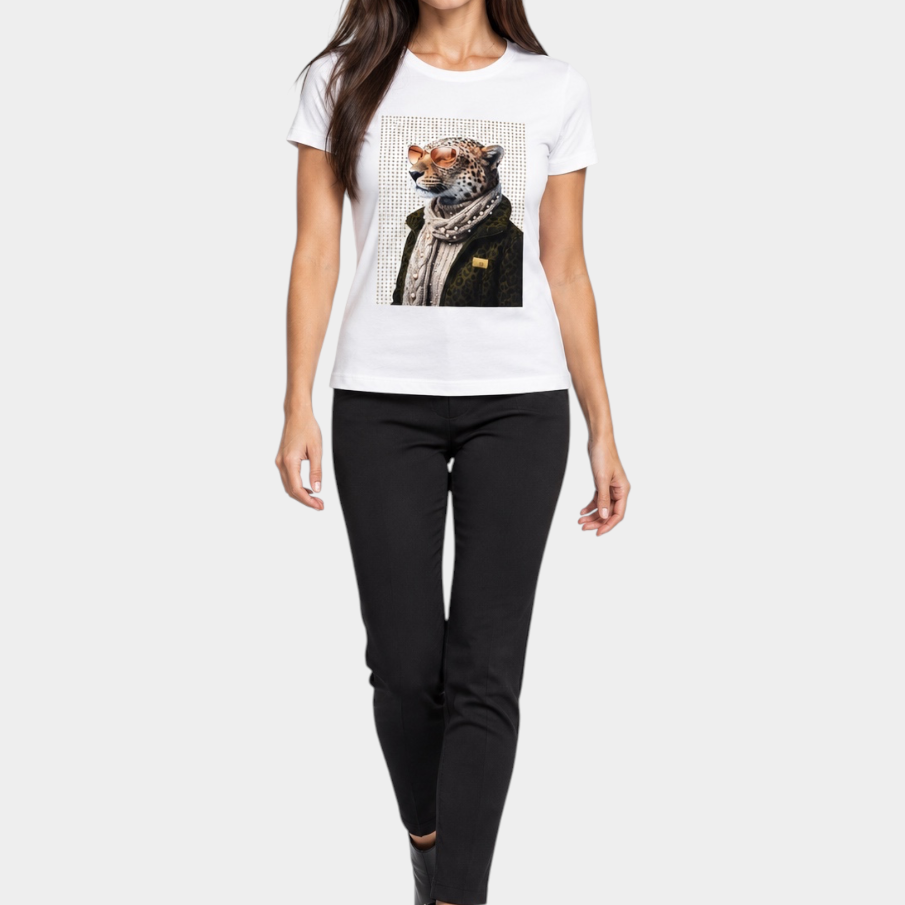 Modella indossa T-shirt gioiello avorio Follower SRL con stampa leopardata e dettagli decorativi su fondo bianco
