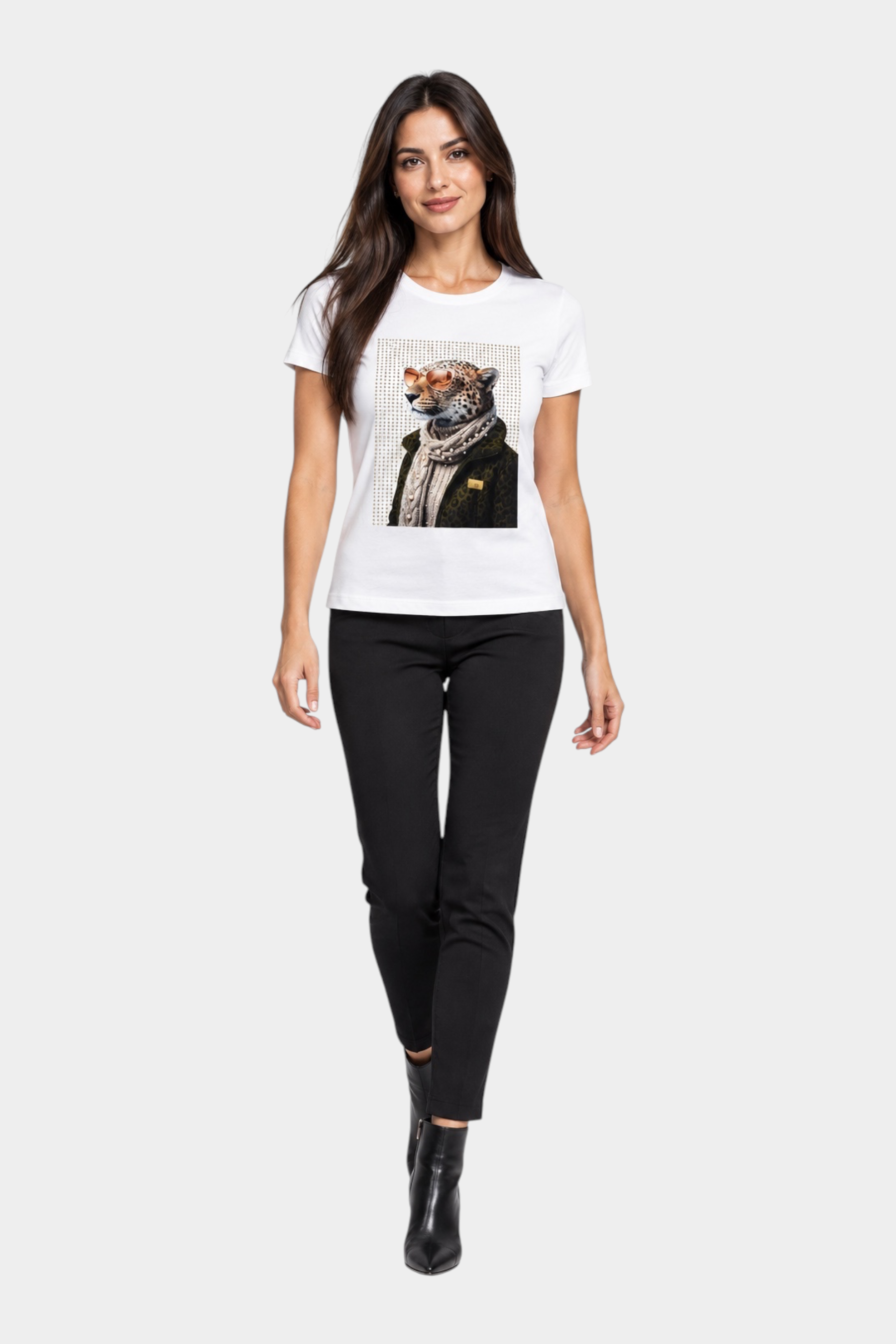 Modella indossa T-shirt gioiello avorio Follower SRL con stampa leopardata e dettagli decorativi su fondo bianco