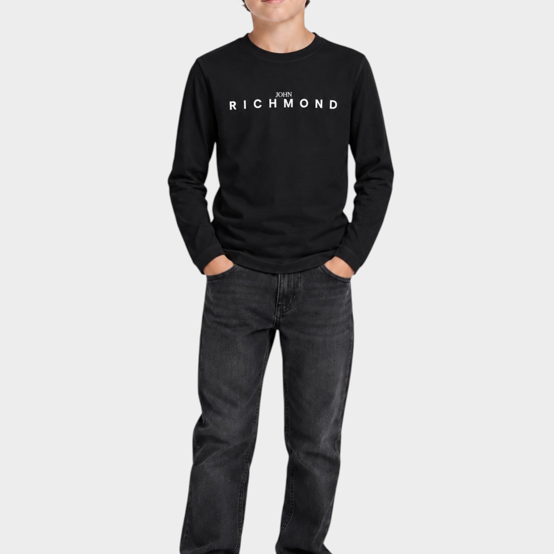 Ragazzo indossa una t-shirt a maniche lunghe nera Follower SRL con logo John Richmond bianco sul petto