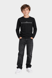 Ragazzo indossa una t-shirt a maniche lunghe nera Follower SRL con logo John Richmond bianco sul petto