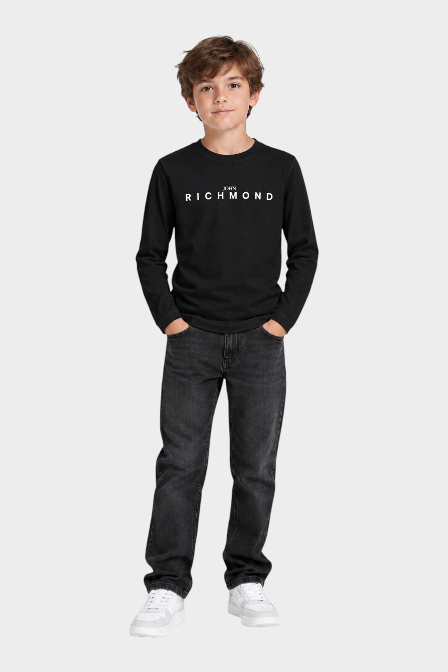Ragazzo indossa una t-shirt a maniche lunghe nera Follower SRL con logo John Richmond bianco sul petto