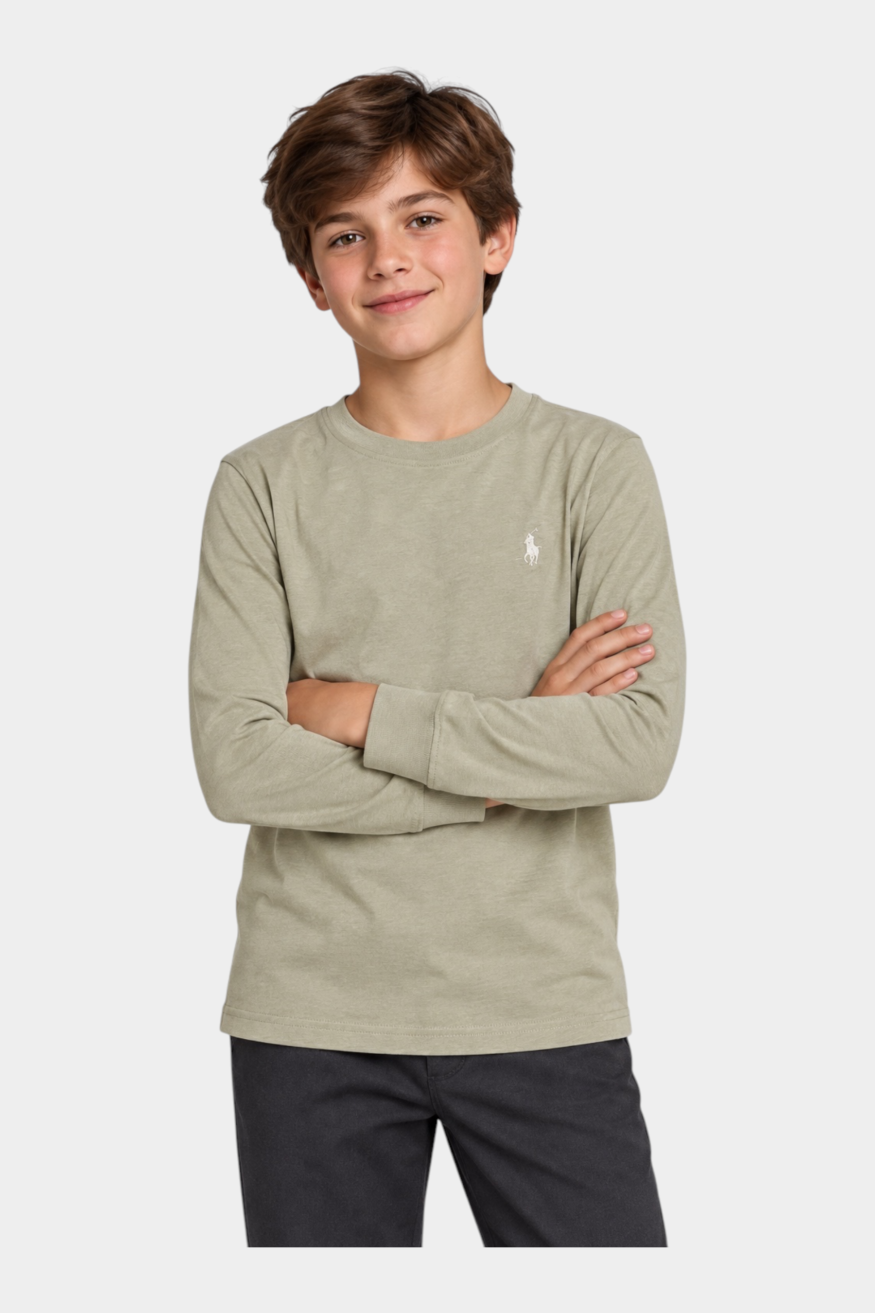 Ragazzo indossa una t-shirt a maniche lunghe beige Follower SRL con logo iconico ricamato sul petto