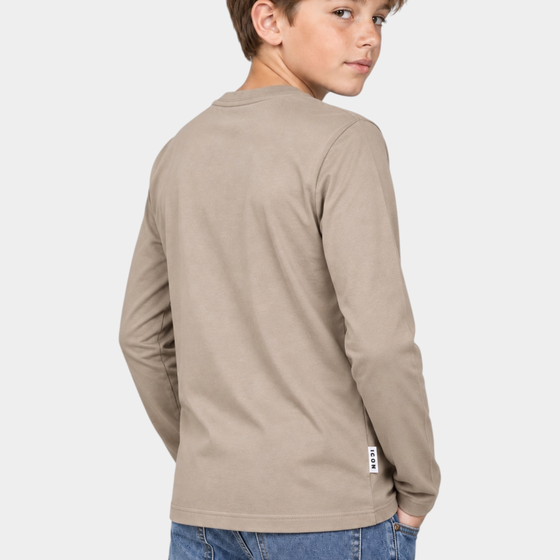 Ragazzo indossa una T-shirt a maniche lunghe beige Follower SRL con etichetta ICON sul bordo inferiore