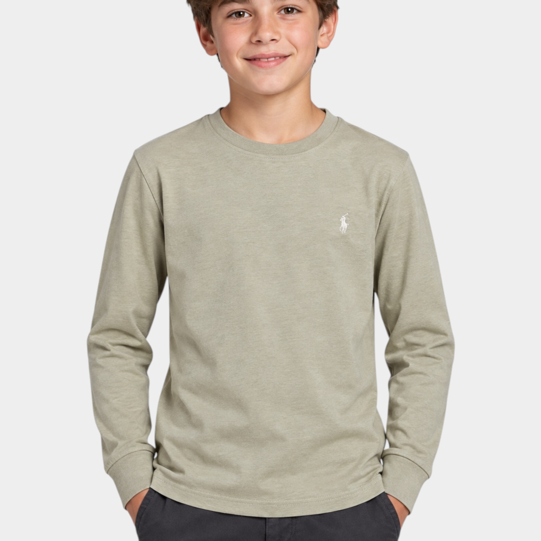 Bambino indossa una t-shirt a maniche lunghe beige Follower SRL con logo iconico ricamato sul petto