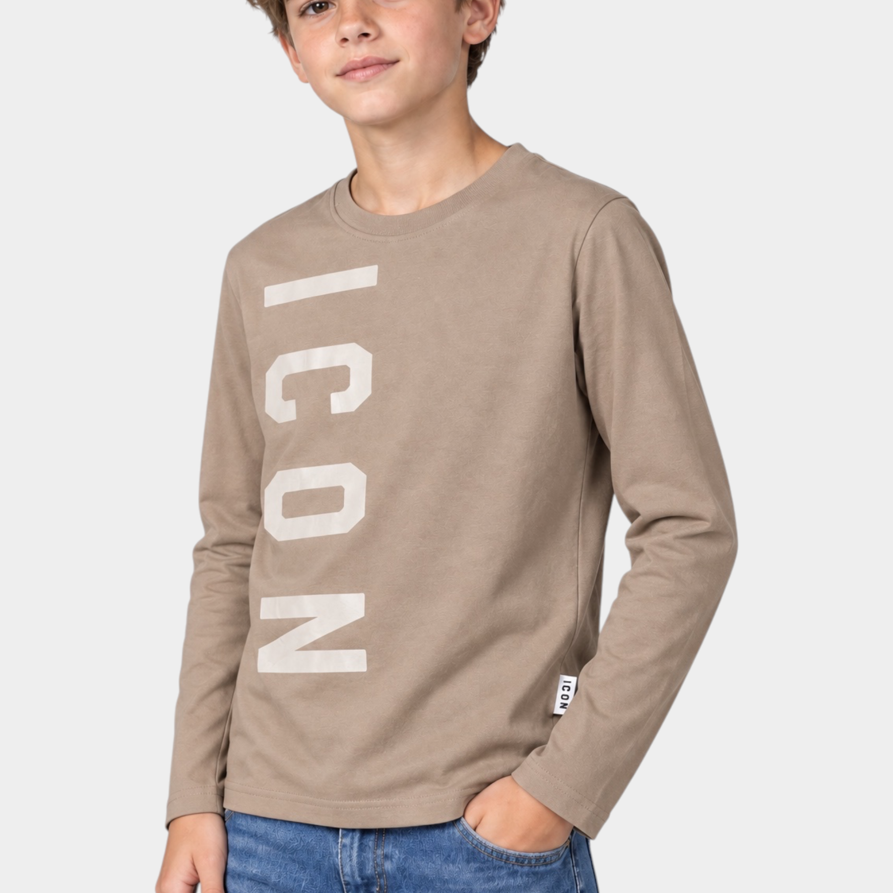 Ragazzo indossa una T-Shirt a maniche lunghe Follower SRL beige con stampa ICON bianca e girocollo