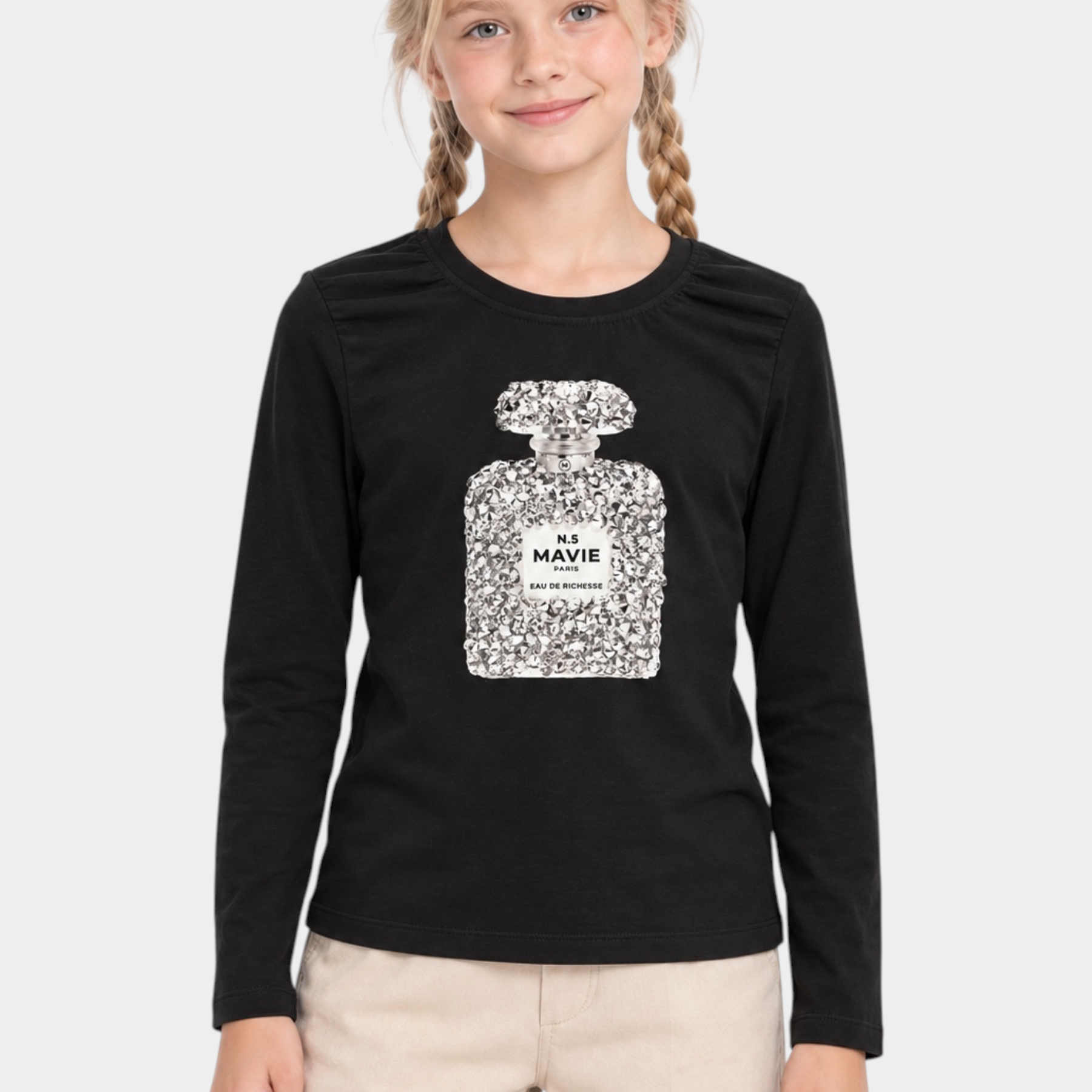 Bambina indossa una t-shirt nera a maniche lunghe Follower SRL con stampa gioiello a forma di profumo