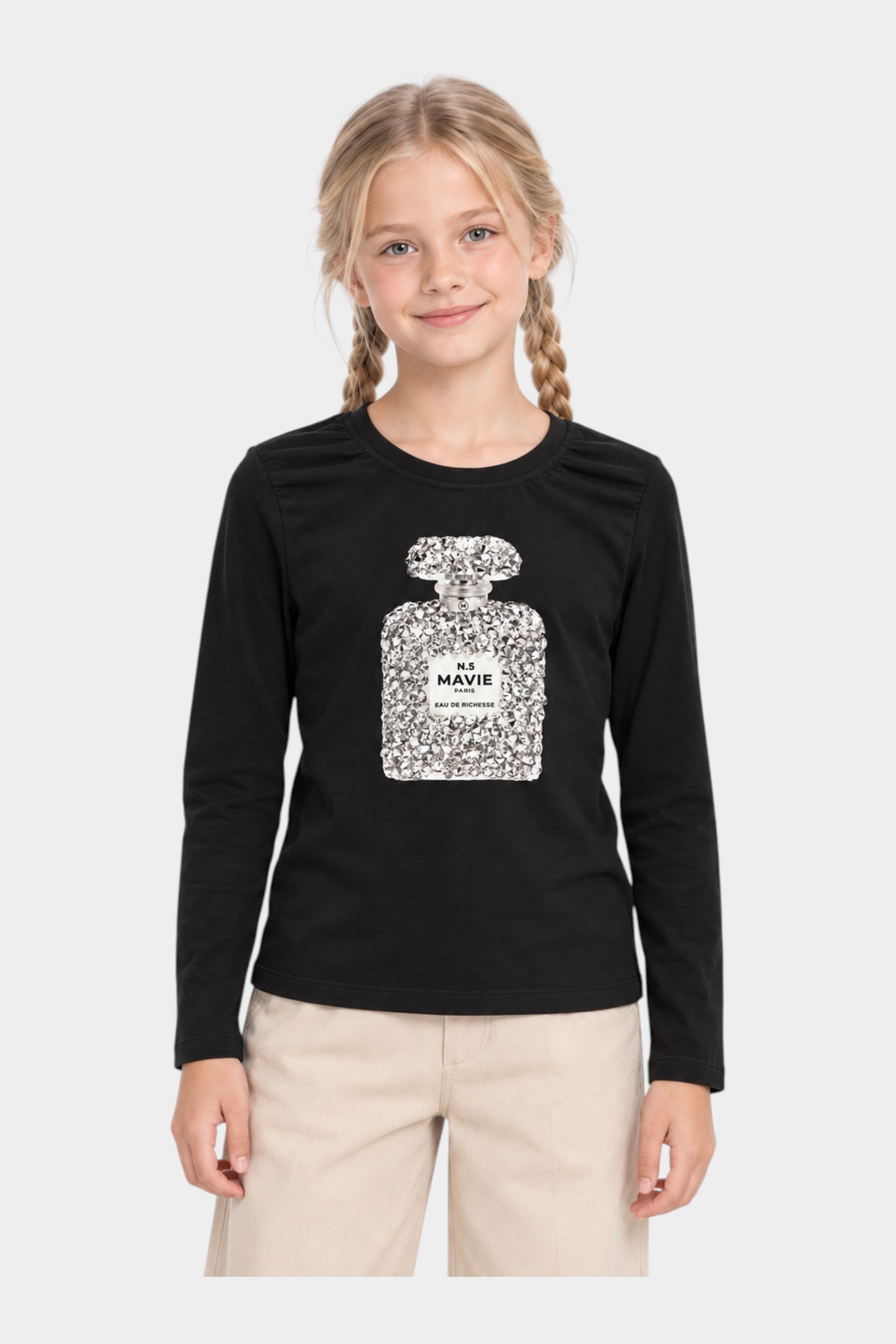 Bambina indossa una t-shirt nera a maniche lunghe Follower SRL con stampa gioiello a forma di profumo