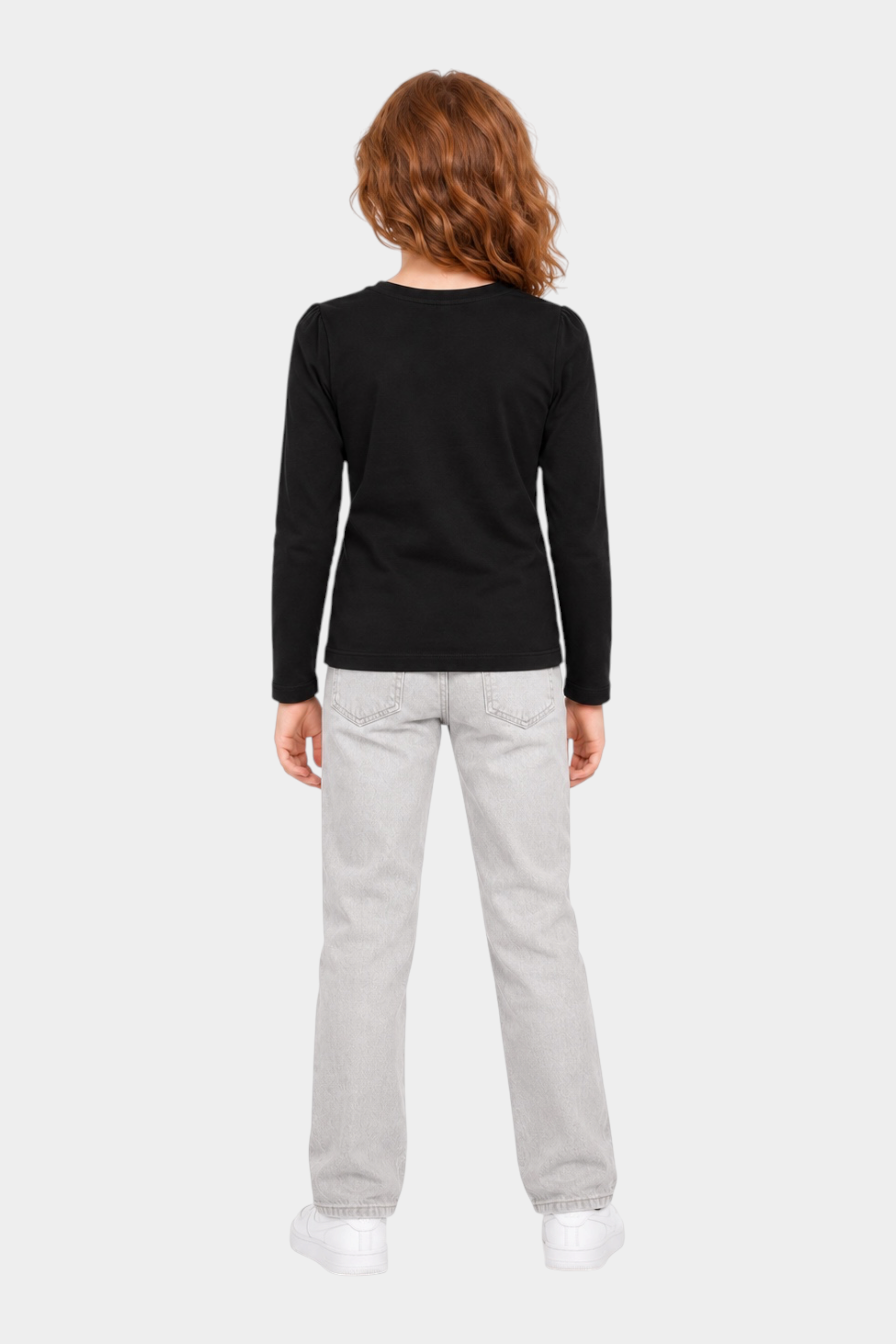 Bambina di spalle indossa t-shirt nera a maniche lunghe con strass Follower SRL abbinata a jeans chiari