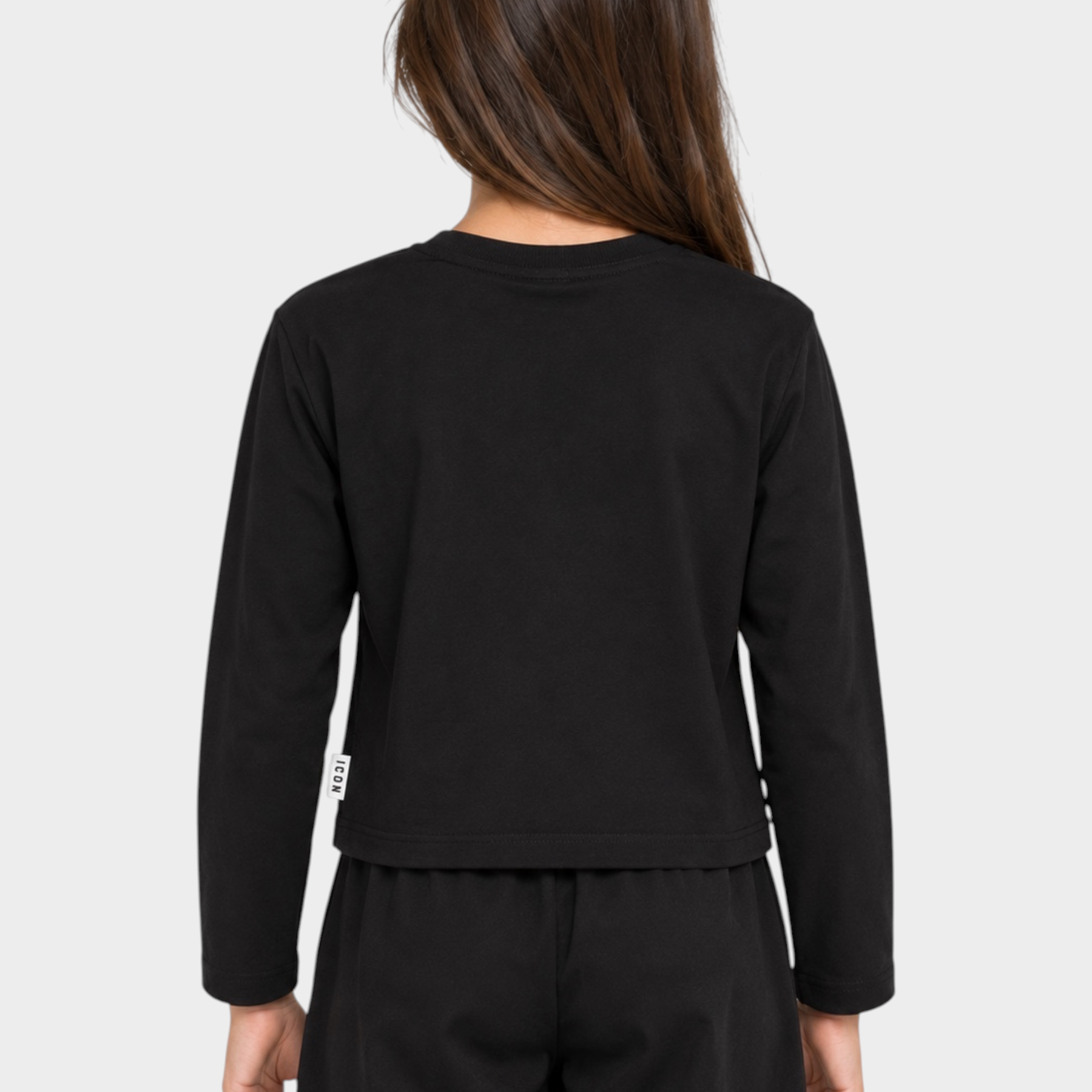 Vista posteriore di una t-shirt boxy nera a maniche lunghe Follower SRL con etichetta ICON, indossata da una bambina