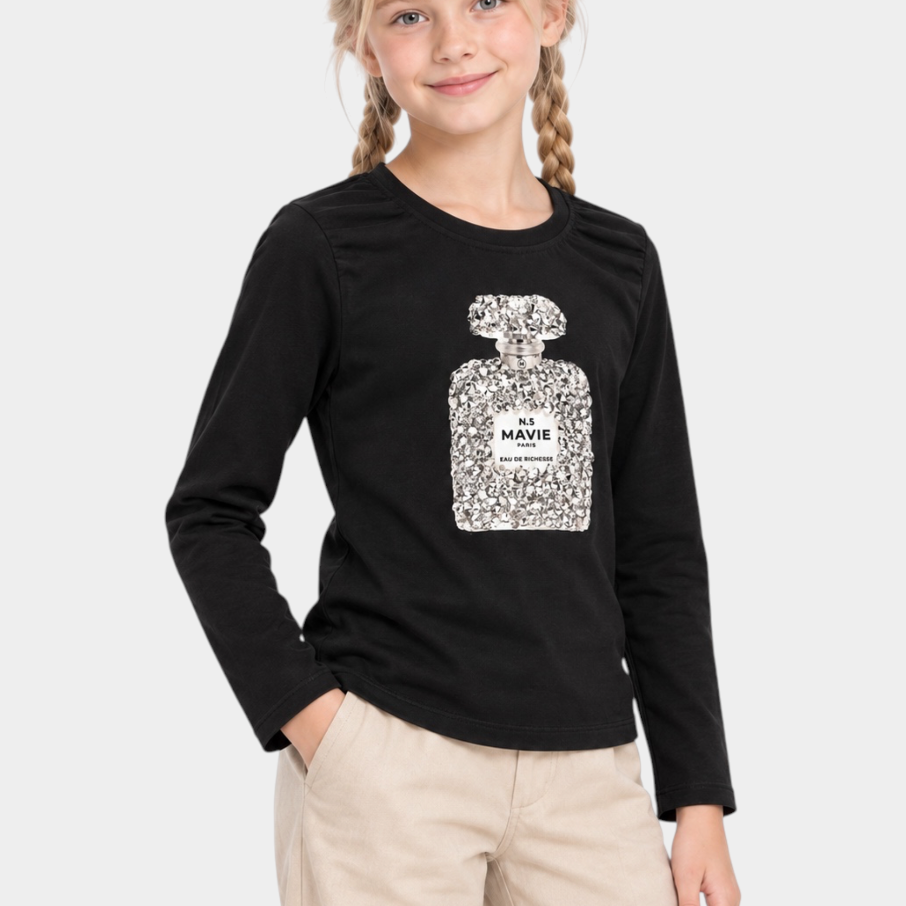 Bambina che indossa una t-shirt nera a maniche lunghe Follower SRL con stampa gioiello a forma di profumo