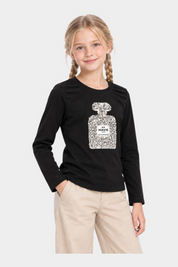 Bambina che indossa una t-shirt nera a maniche lunghe Follower SRL con stampa gioiello a forma di profumo