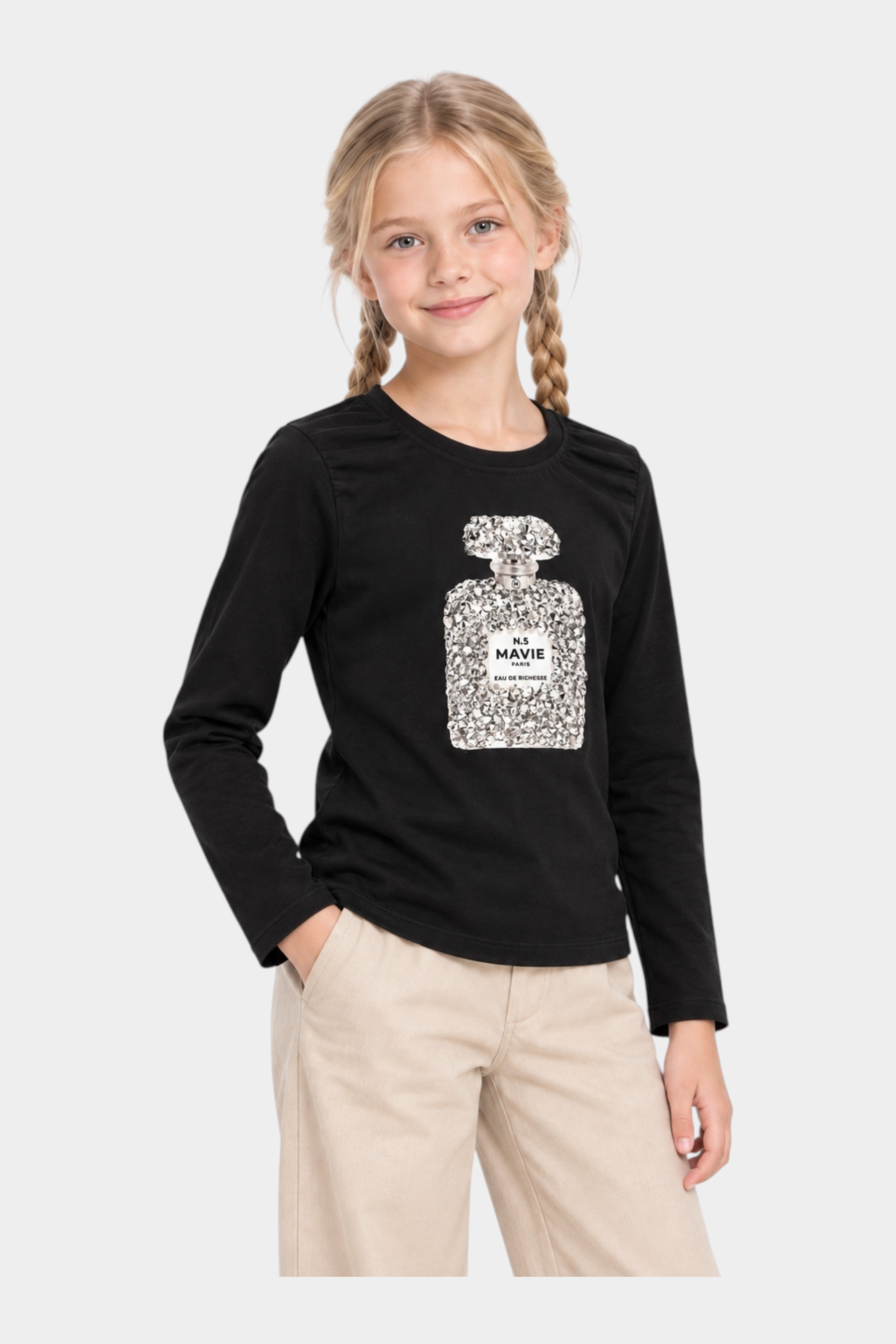 Bambina che indossa una t-shirt nera a maniche lunghe Follower SRL con stampa gioiello a forma di profumo