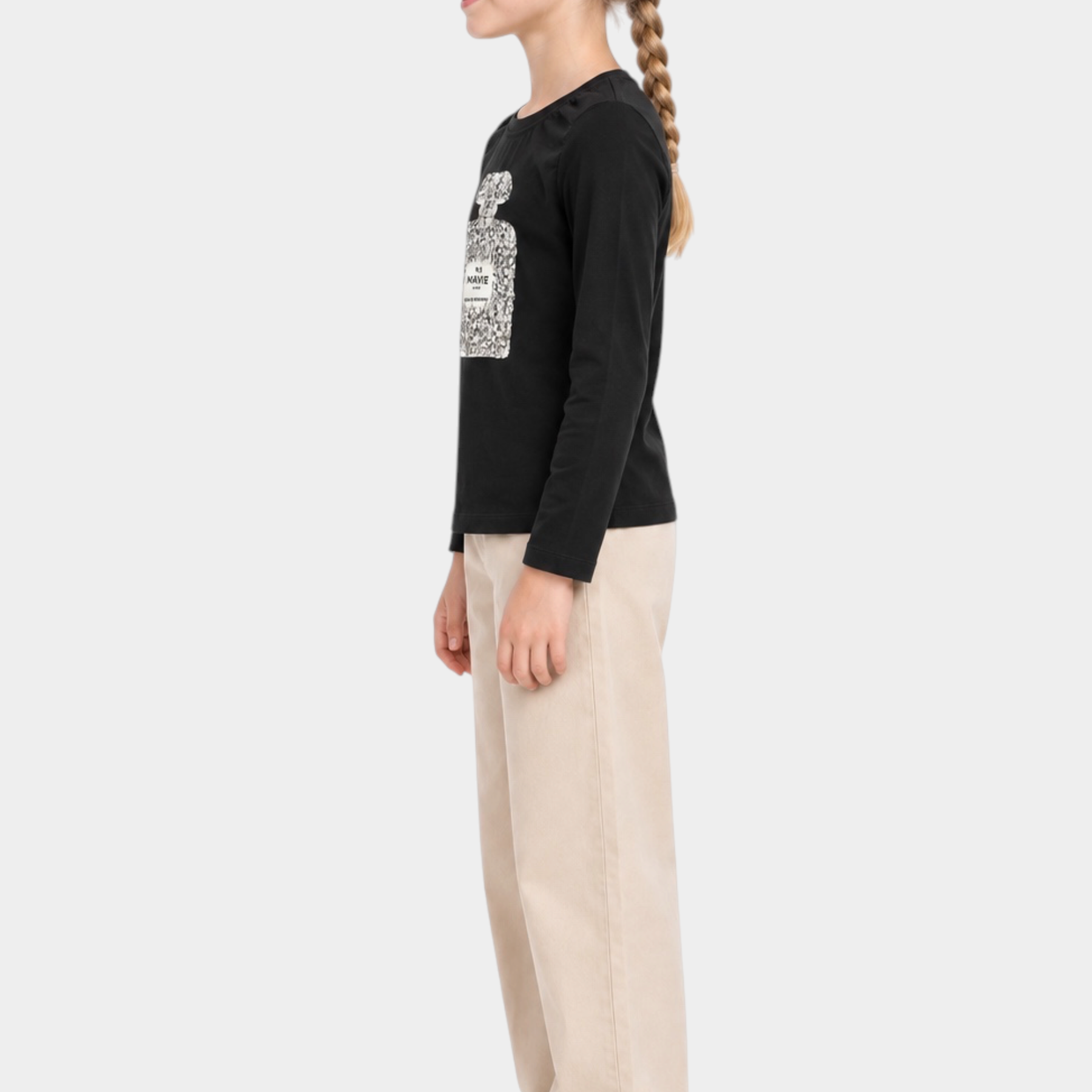 Bambina indossa t-shirt nera a maniche lunghe con stampa gioiello MA VIE PARIS e pantaloni beige