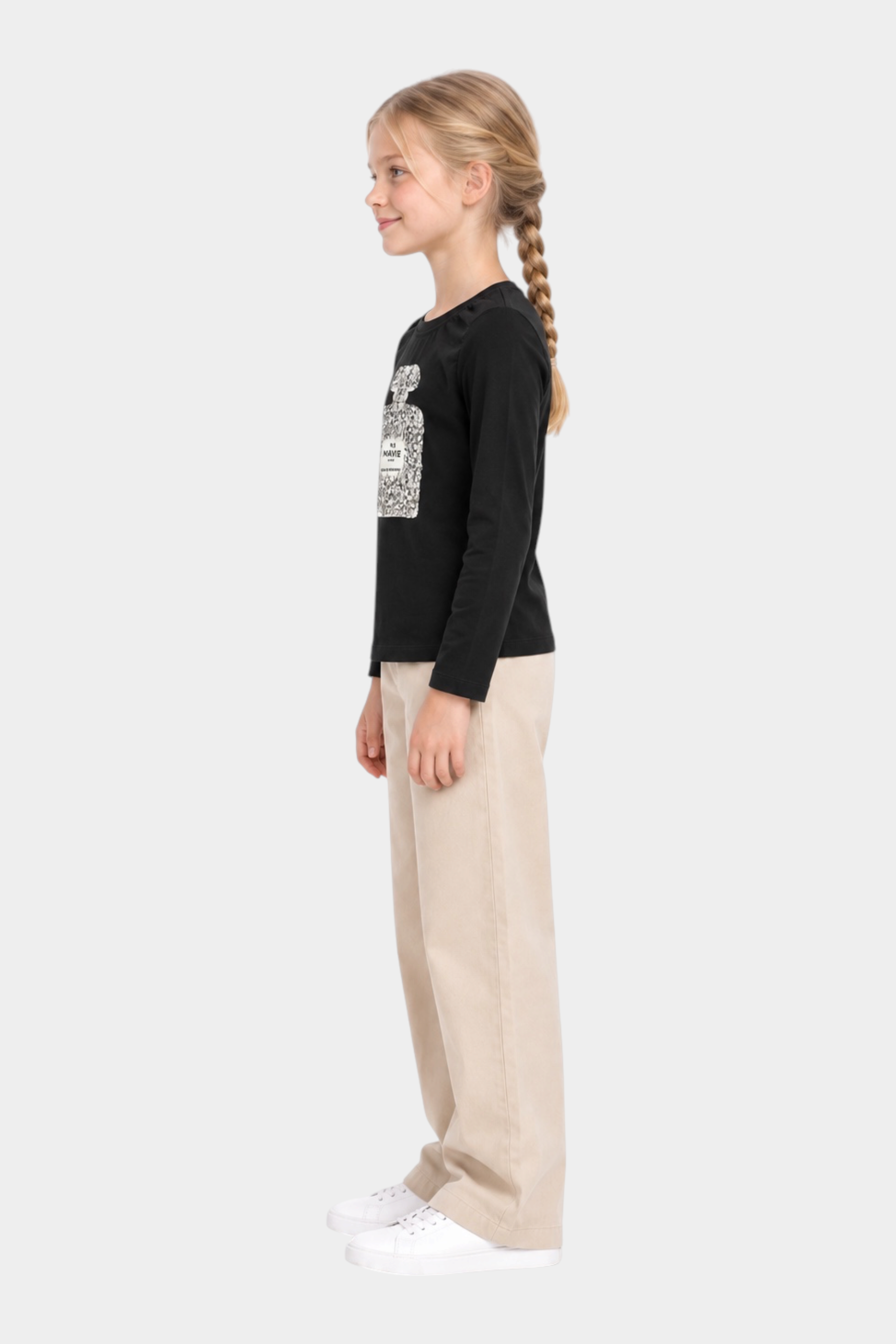 Bambina indossa t-shirt nera a maniche lunghe con stampa gioiello MA VIE PARIS e pantaloni beige