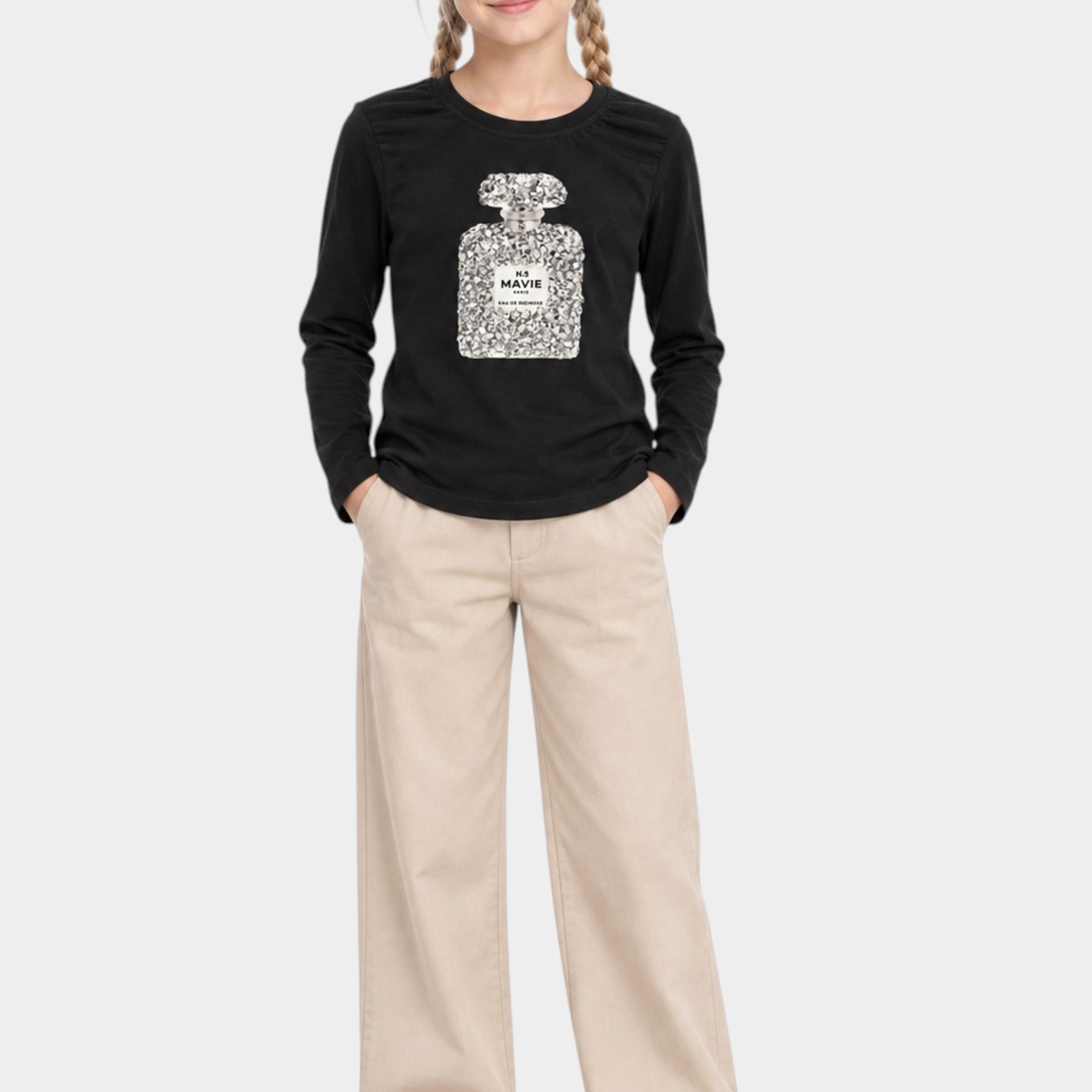 Bambina indossa t-shirt nera a maniche lunghe Follower SRL con stampa gioiello a forma di profumo su fondo bianco