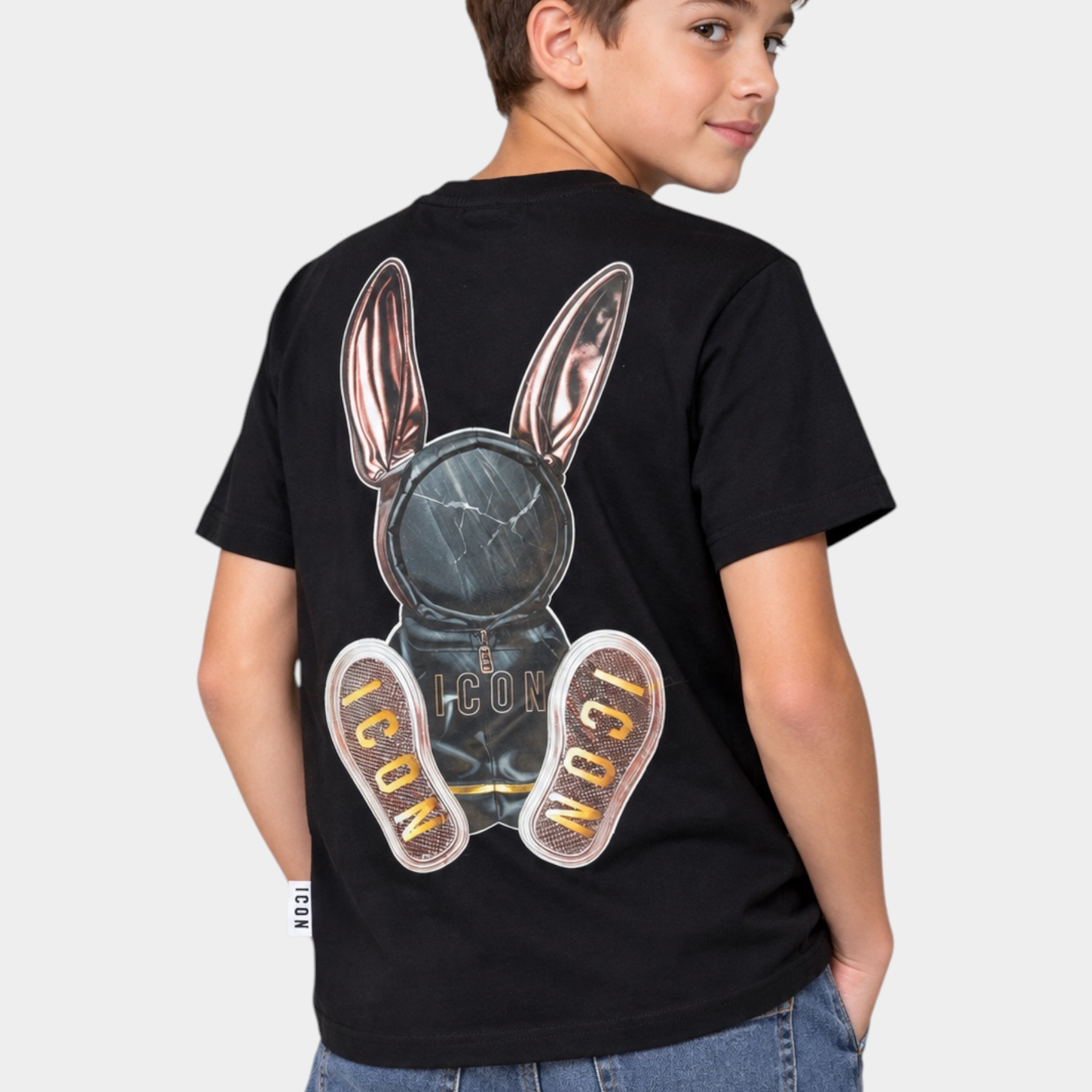 Ragazzo indossa una t-shirt nera Follower SRL con stampa grafica posteriore di un coniglio ICON e dettagli dorati