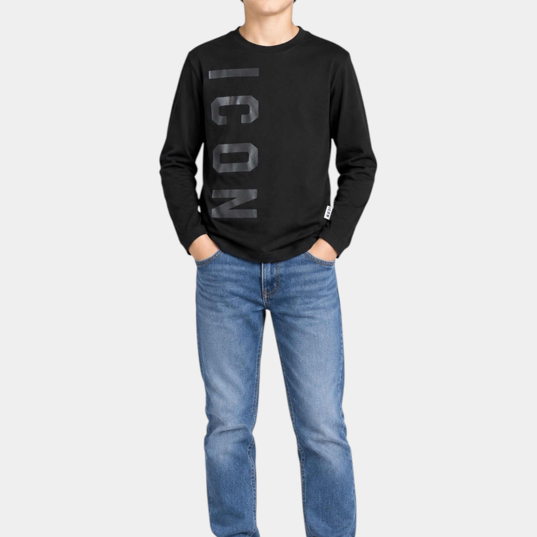 Ragazzo indossa T-Shirt nera a maniche lunghe Follower SRL con logo ICON grande e jeans blu