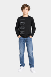 Ragazzo indossa T-Shirt nera a maniche lunghe Follower SRL con logo ICON grande e jeans blu