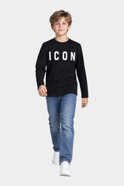 Ragazzo indossa una T-Shirt a maniche lunghe nera Follower SRL con logo ICON bianco e jeans blu