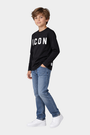 Ragazzo indossa una T-shirt nera a maniche lunghe Follower SRL con scritta ICON bianca e jeans blu