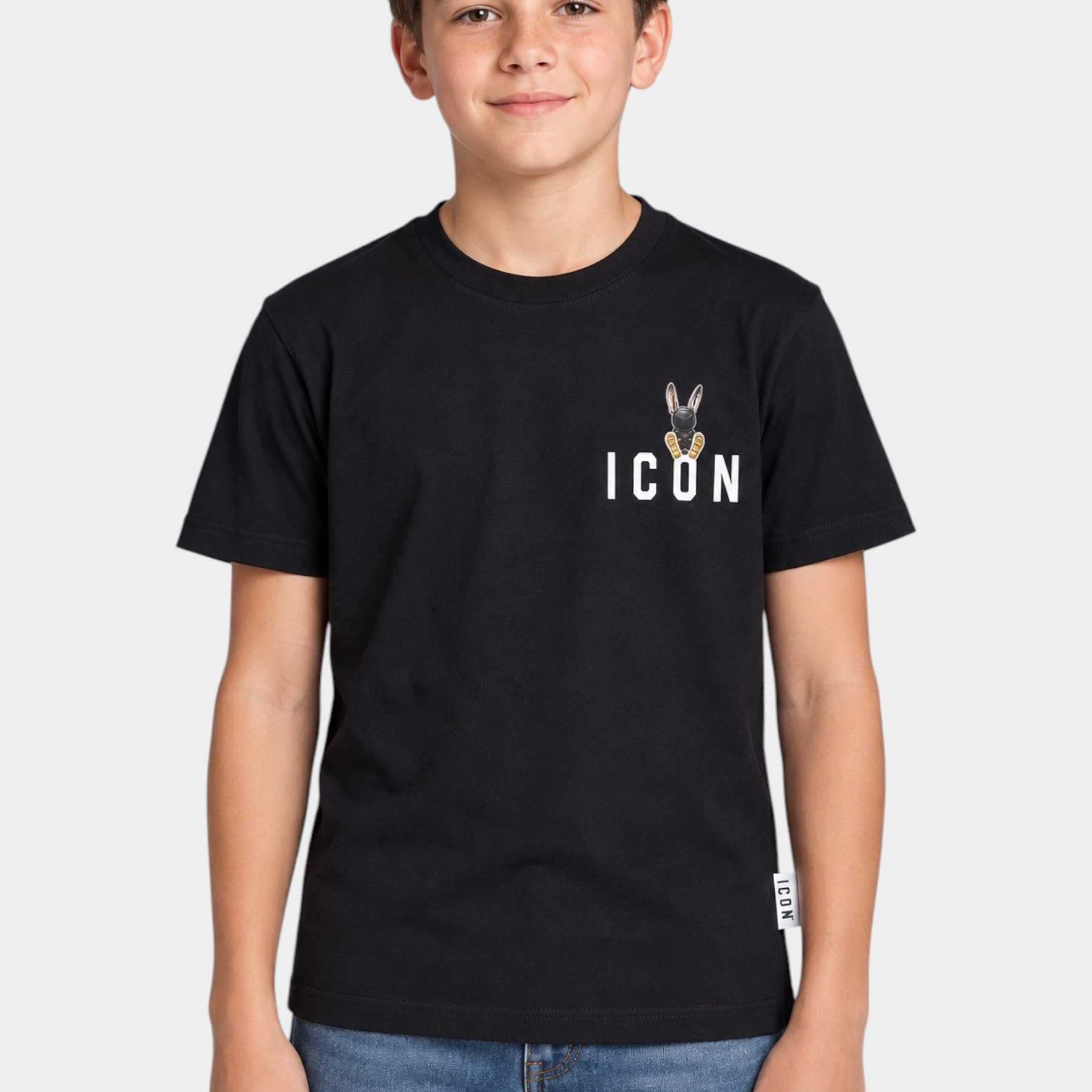 Ragazzo indossa una t-shirt nera Follower SRL in cotone con logo ICON e grafica di coniglio sul petto