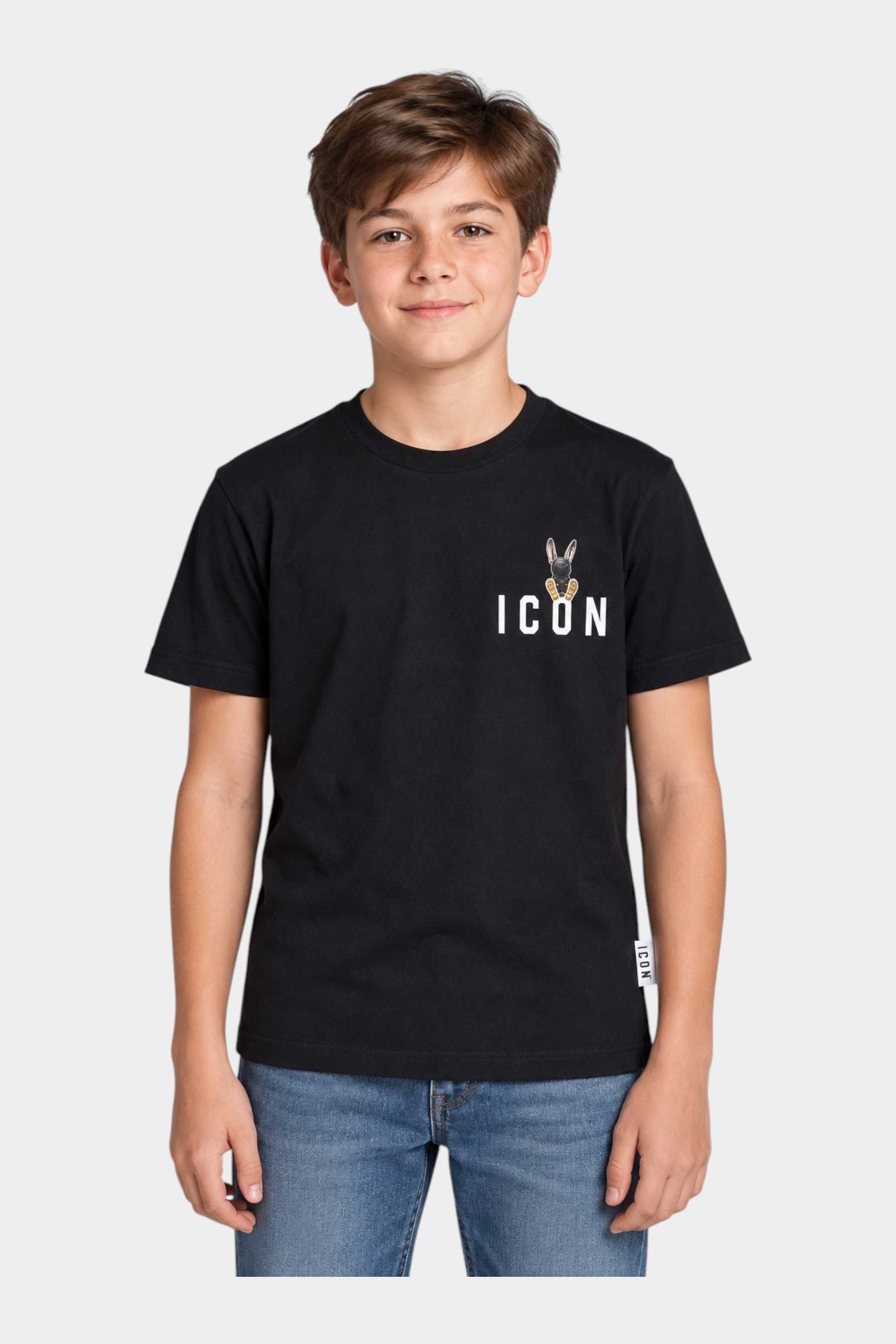 Ragazzo indossa una t-shirt nera Follower SRL in cotone con logo ICON e grafica di coniglio sul petto