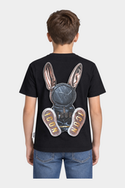 Ragazzo indossa una t-shirt nera Follower SRL con stampa grafica posteriore di un coniglio stilizzato e logo ICON