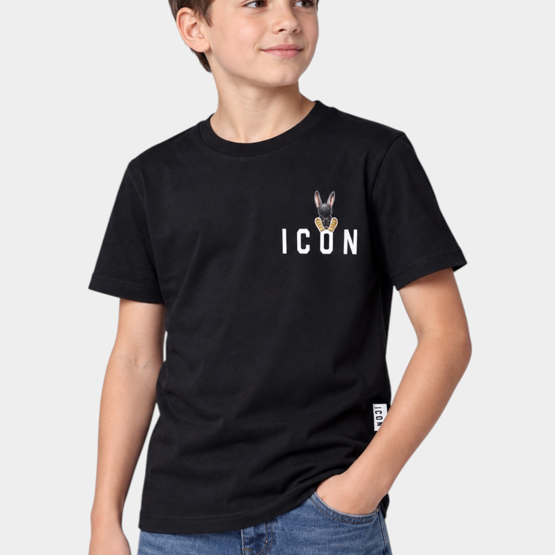 Ragazzo indossa una t-shirt nera Follower SRL in cotone con logo ICON e grafica di coniglio sul petto