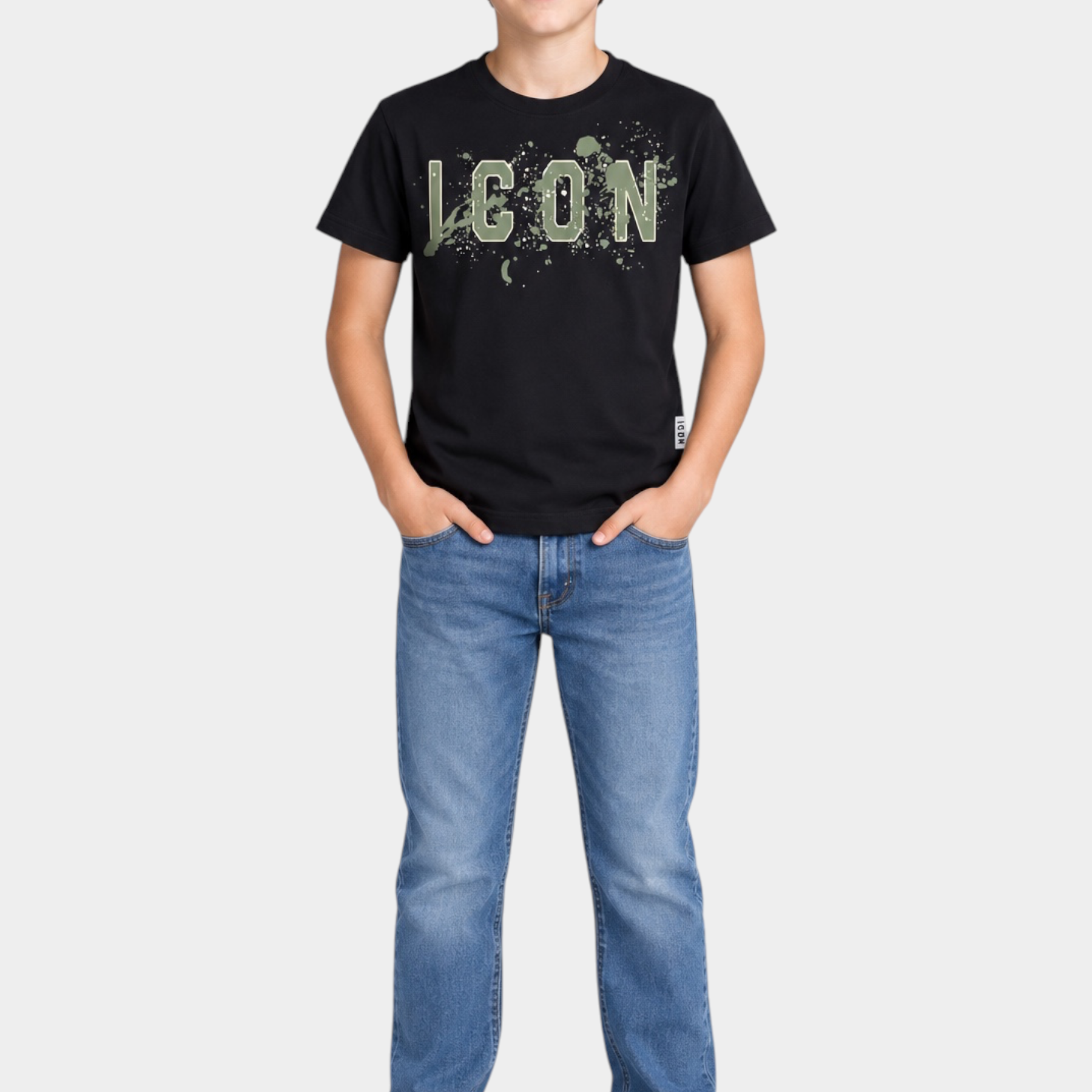Ragazzo indossa una t-shirt nera Follower SRL con stampa ICON verde militare e jeans blu su sfondo grigio