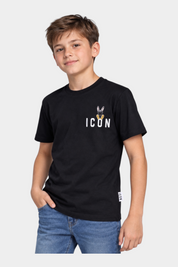 Ragazzo indossa una t-shirt nera Follower SRL con logo ICON e grafica di coniglio sul petto e jeans blu