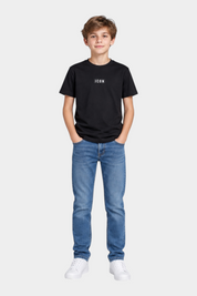 Ragazzo indossa una t-shirt nera Follower SRL con logo ICON bianco sul petto, jeans blu e sneakers bianche