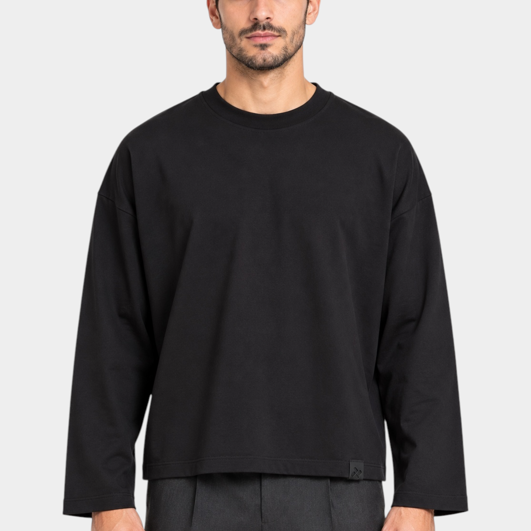 Modello indossa t-shirt Follower SRL a manica lunga nera con vestibilità boxy fit e girocollo