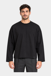 Modello indossa t-shirt Follower SRL a manica lunga nera con vestibilità boxy fit e girocollo