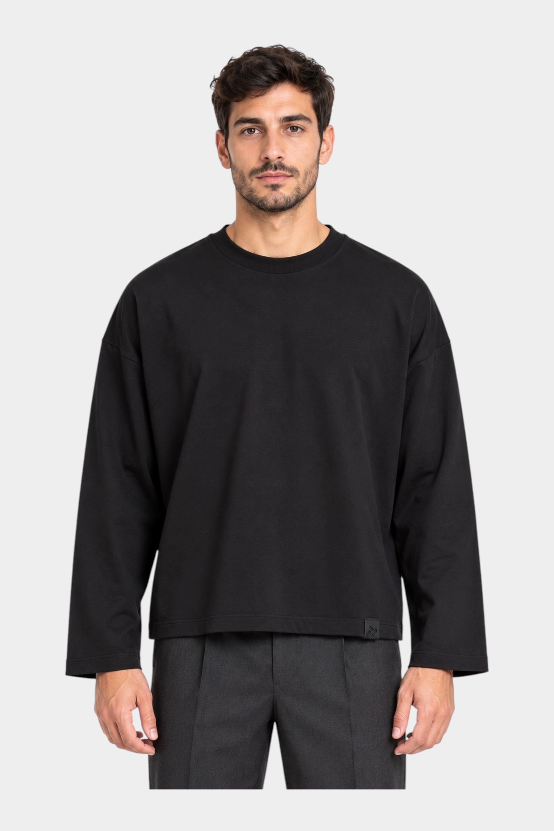 Modello indossa t-shirt Follower SRL a manica lunga nera con vestibilità boxy fit e girocollo