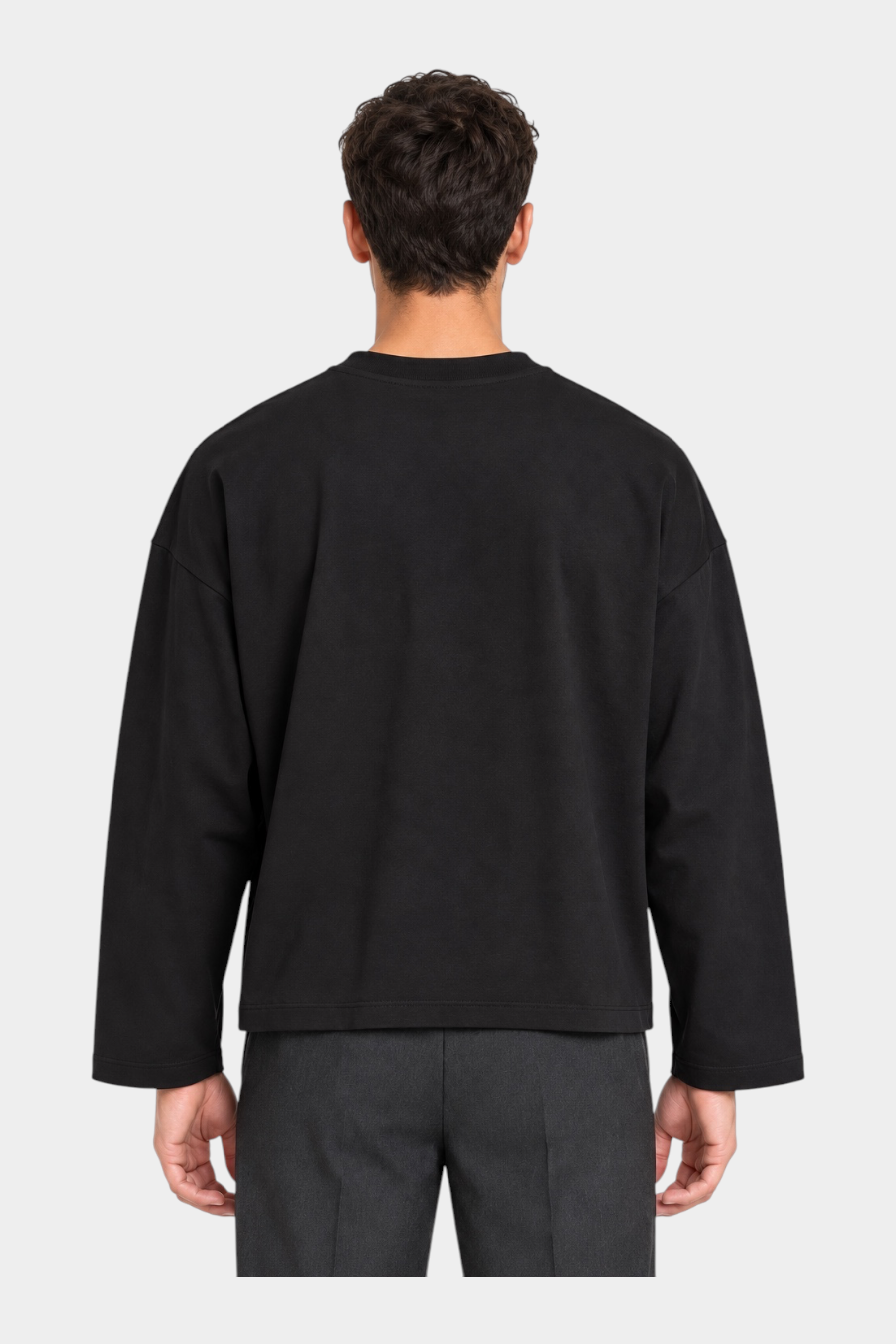 Vista posteriore di una t-shirt nera a maniche lunghe con vestibilità boxy fit di Follower SRL su uomo
