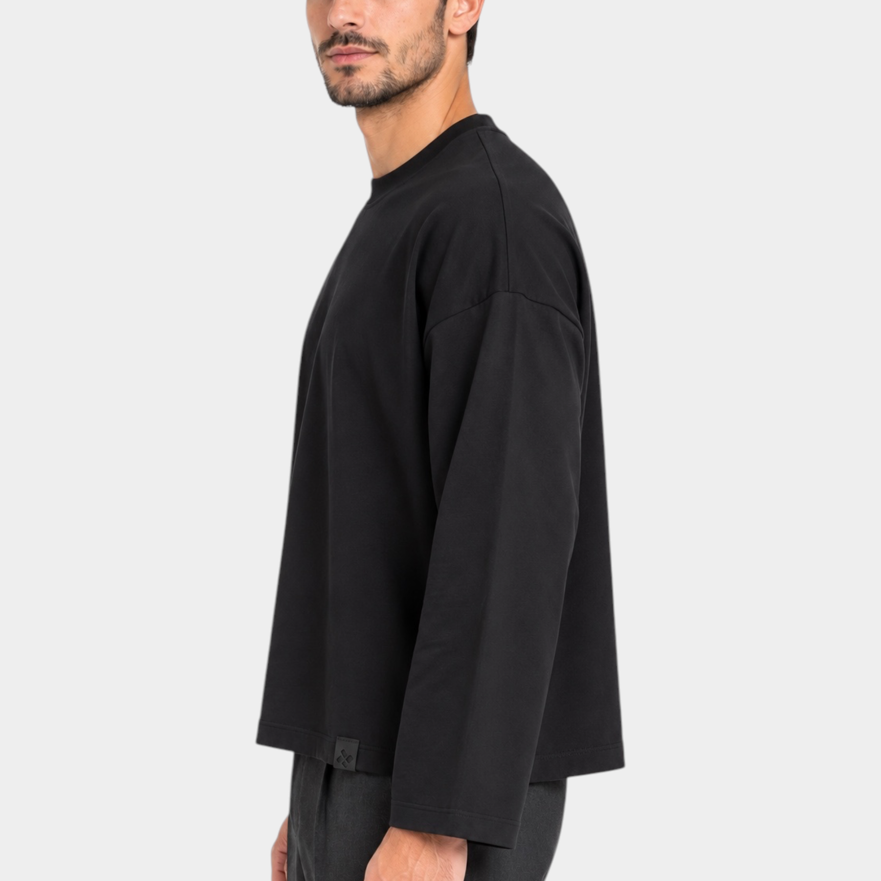 Modello indossa t-shirt nera a manica lunga boxy fit IMPERIAL di Follower SRL con taglio moderno e vestibilità ampia